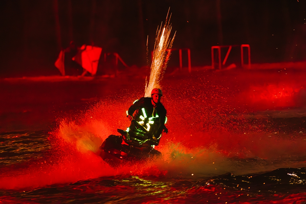 Những chiếc Jetski tốc độ cao là trận địa pháo di động thêu hoa dệt gấm trên nền trời Phú Quốc