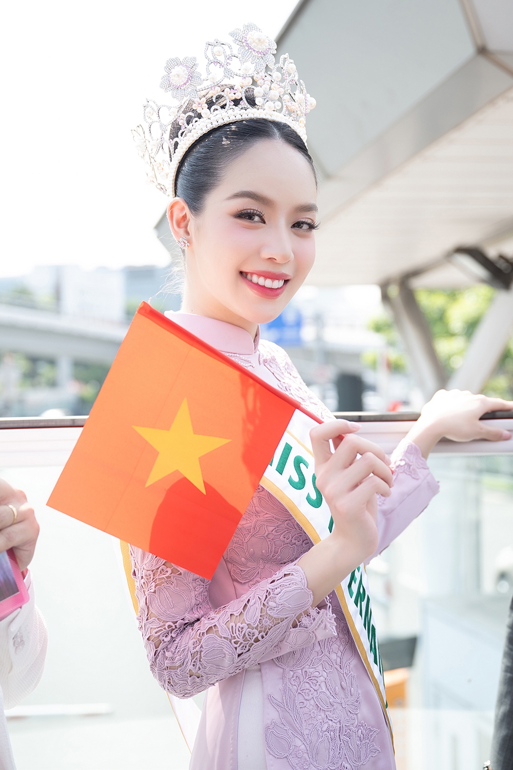 Trong giây phút xúc động, Thanh Thuỷ chia sẻ: “Thanh Thuỷ cảm thấy rất mừng và xúc động vì mọi người đã chờ đợi và chào đón tôi rất nồng nhiệt.
