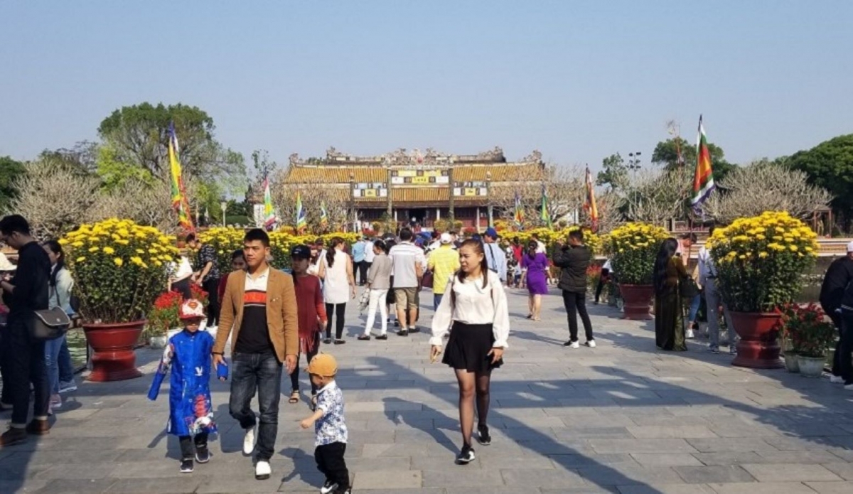 Du khách tham quan Đại Nội Huế