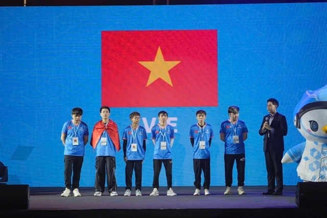 Vietnamese players on the stage for the silver of the AEG 2024's Arena of Valor event on November 29 in Bangkok, Thailand (Photo of VIRESA)