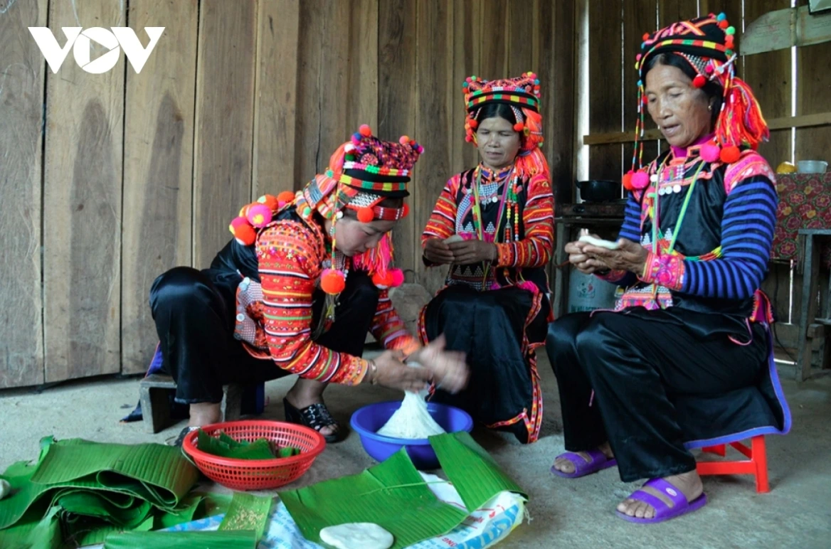 Banh Giay, a type of glutinous rice cake, is an indispensable offering to the ancestors.