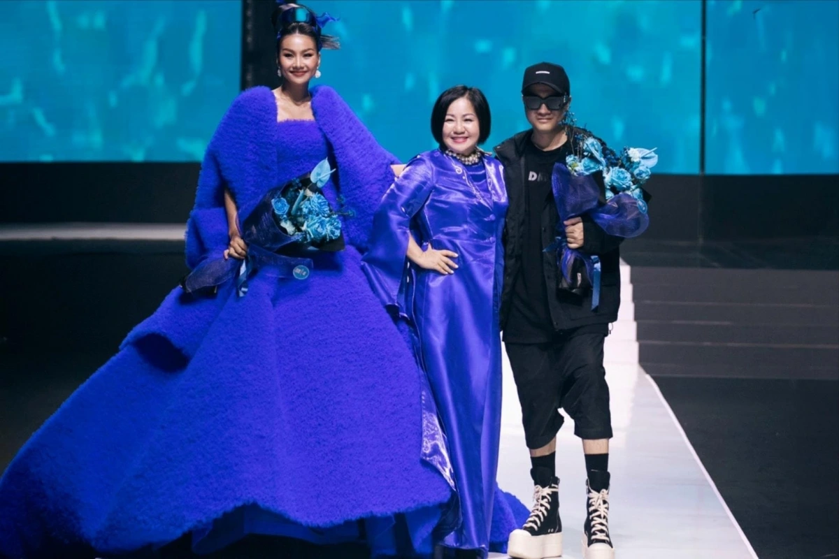 The fashion week held in Hanoi opens with a new ready-to-wear collection for women called Giọt Nước Thuần Khiết (Pure Water Drop) by Do Manh Cuong. The collection serves to reflect the strength of youth and energy through images of droplets.