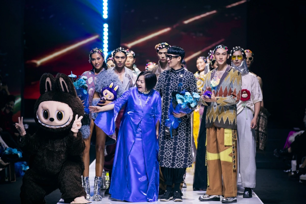 The event also sees the unveiling of new collections by 16 international and Vietnamese fashion designers and brands, including Priyo Oktaviano from Indonesia.