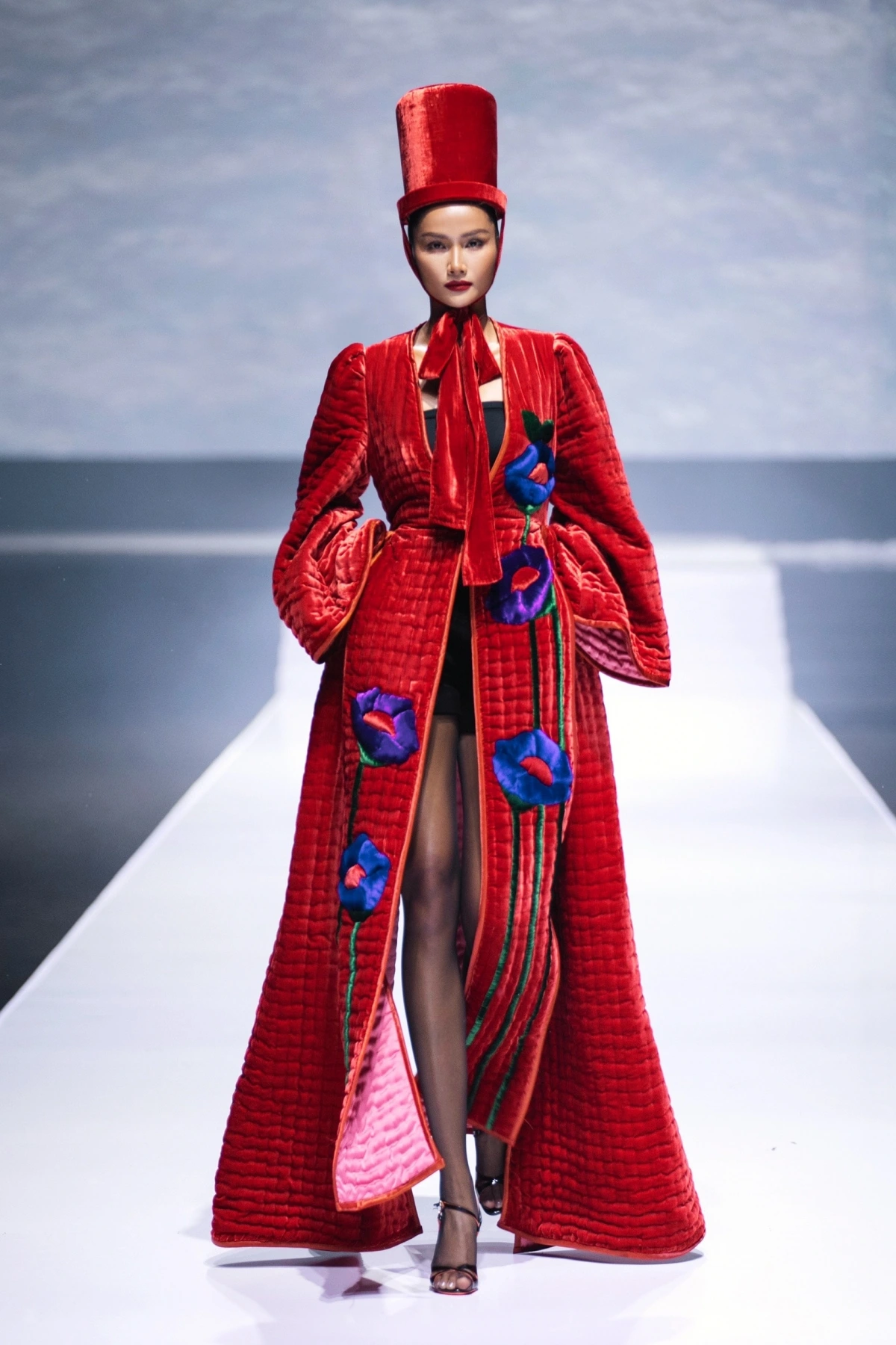 The fashion week attracts hundreds of international and Vietnamese models, including H'Hen Nie who finished among the Top 5 of Miss Universe 2018.