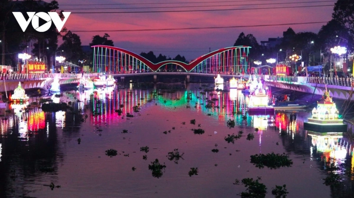 The annual Ok Om Bok festival takes place under the full moon on the 10th lunar month to mark the harvest time. Through the festival, locals expect to show sincere thanks to the gods for favourable weather conditions coupled with a bumper harvest.