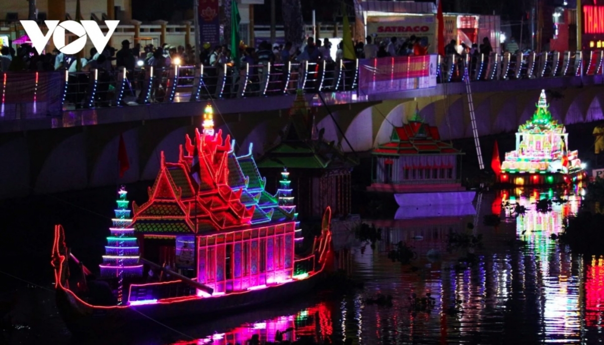 A well-decorated Ca Hau boat on the Maspero river