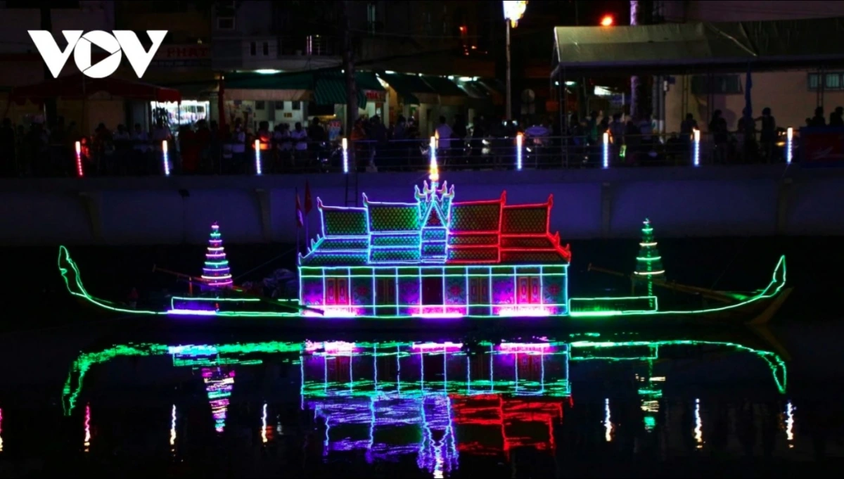 A total of 20 Loi Protip water lanterns and five Ca Hau boats bring a festive atmosphere to the event.