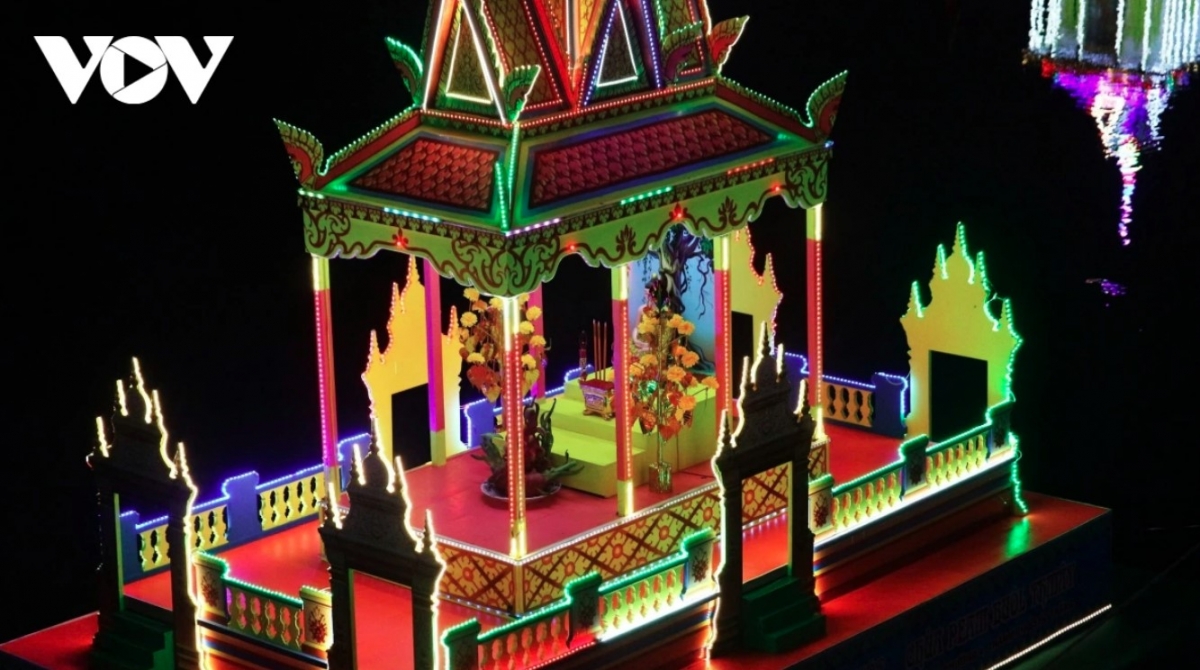 Ok Om Bok is one of the three main festivals along with Sene Dolta and Chol Chnam Thmay that Khmer people celebrate every year. A string of activities are launched during the week, including the ghe ngo (Khmer long boat) race, a moon worshipping ritual, an OCOP fair, a street food festival, and an art exhibition.