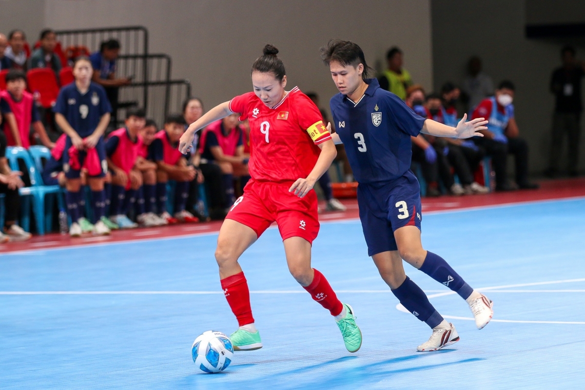 Trịnh Nguyễn Thanh Hằng (số 9) nhận danh hiệu cầu thủ xuất sắc nhất giải Futsal nữ Đông Nam Á 2024.
(Ảnh: FAT). 