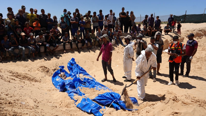 Các thi thể con tin được chôn cất tại nghĩa trang ở Khan Younis sau khi được Israel trao trả ngày 5/8 - Ảnh: AFP