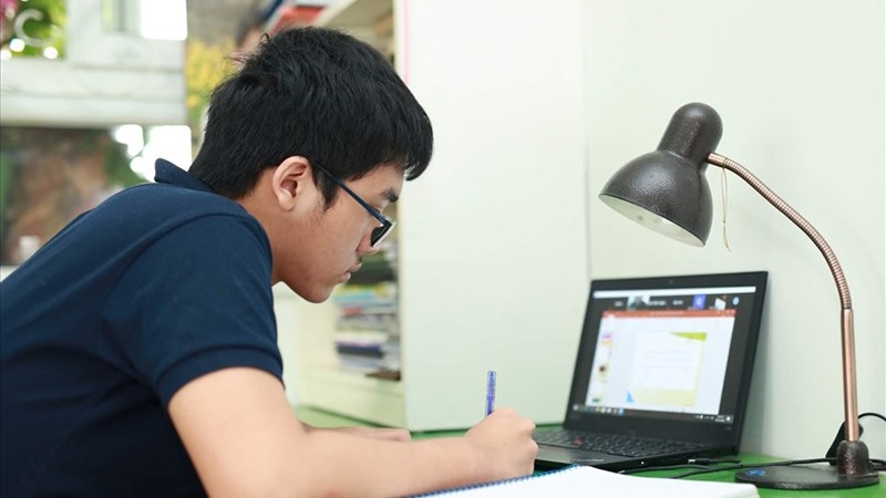 Cần nâng cao vai trò của bậc cha mẹ và những thành viên trong gia đình trong việc chăm sóc, giáo dục trẻ vị thành niên (Ảnh minh họa: Lao động)