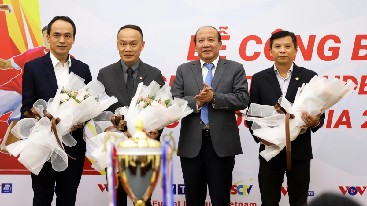 Ông Trần Minh Hùng, Phó Tổng Giám đốc Đài Tiếng nói Việt Nam (VOV) tặng hoa tới đại diện Ban tổ chức, các nhà tài trợ đồng hành.
​​