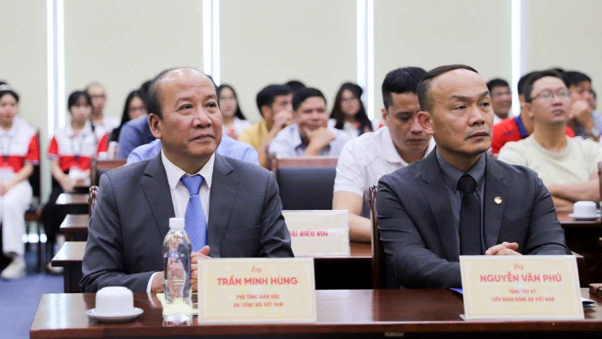 Ông Trần Minh Hùng, Phó Tổng Giám đốc Đài Tiếng nói Việt Nam (VOV) và ông Nguyễn Văn Phú, Tổng Thư ký Liên đoàn Bóng đá Việt Nam (VFF) tới dự Lễ công bố và bốc thăm chia bảng Giải Futsal HDBank Cúp quốc gia 2024. 