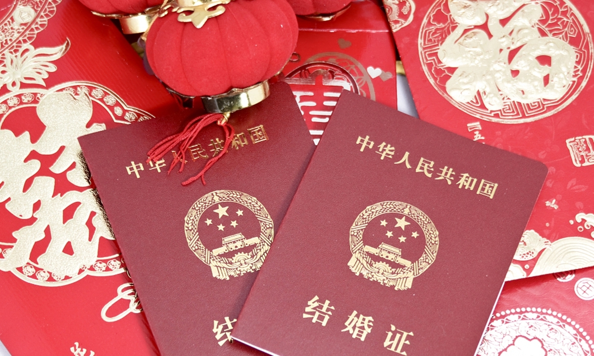 Giấy đăng ký kết hôn của Trung Quốc. Ảnh: VCG