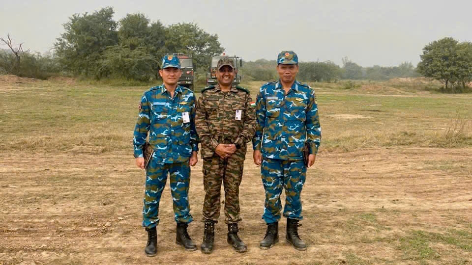 Trung tá Lê Thanh Duẩn và Thiếu tá Nguyễn Văn Thiệu chia sẻ kinh nghiệm bay với sĩ quan Không quân Lục quân Ấn Độ