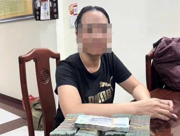 Nghi phạm Lý Thị Ngọc Bích bị bắt giữ cùng tang vật là số tiền hơn 1 tỷ đồng mà bà Linh nhờ "chạy án". (Ảnh: A.X)