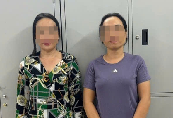 Hai nghi phạm Nguyễn Thị Linh và bà Lý Thị Ngọc Bích tại cơ quan công an. (Ảnh: A.X)