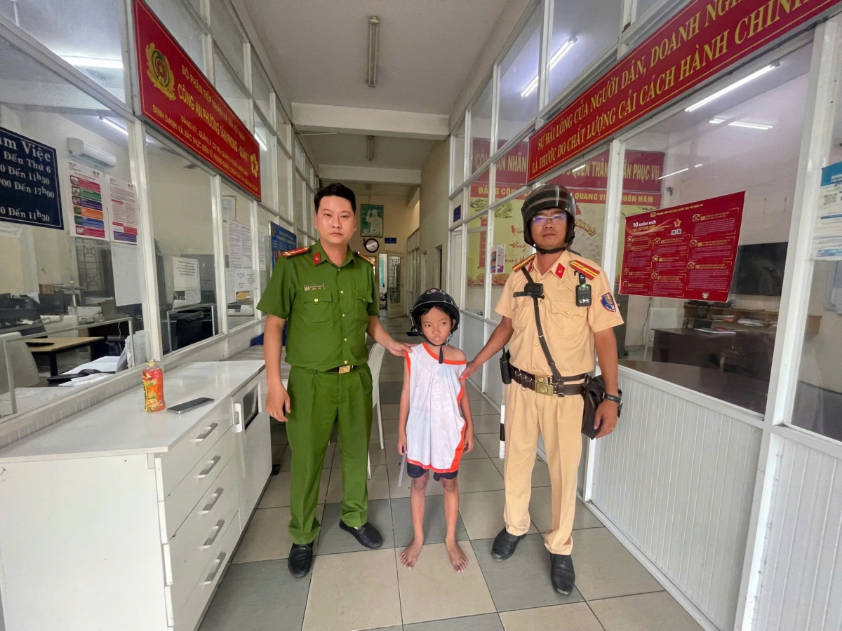 Công an phường Tân Phong, Quận 7 đang xác minh, tìm kiếm thông tin gia đình của cháu bé. (Ảnh: PC08)