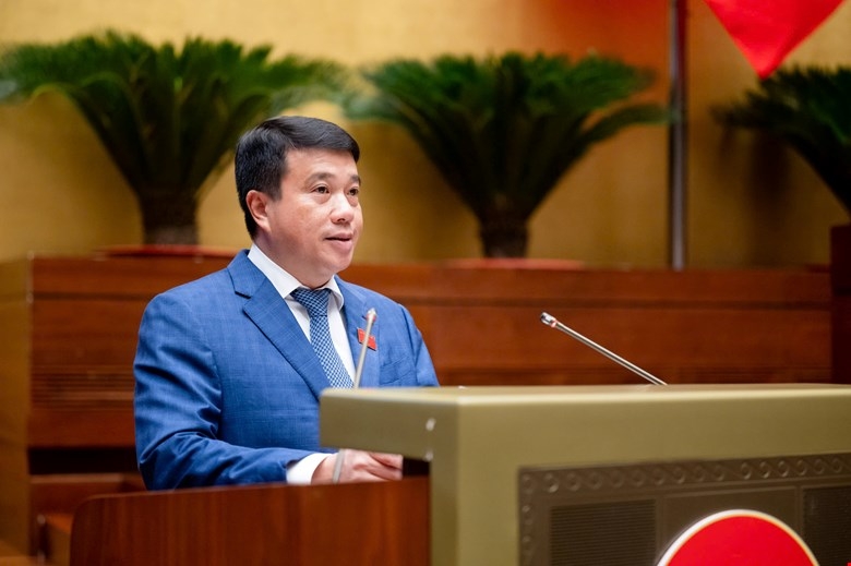 Chủ tịch Hội đồng Dân tộc Y Thanh Hà Niê Kđăm trình bày tờ trình và báo cáo thẩm tra dự án Luật sửa đổi, bổ sung một số điều của Luật Hoạt động giám sát của Quốc hội và Hội đồng nhân dân. Ảnh: Quốc hội