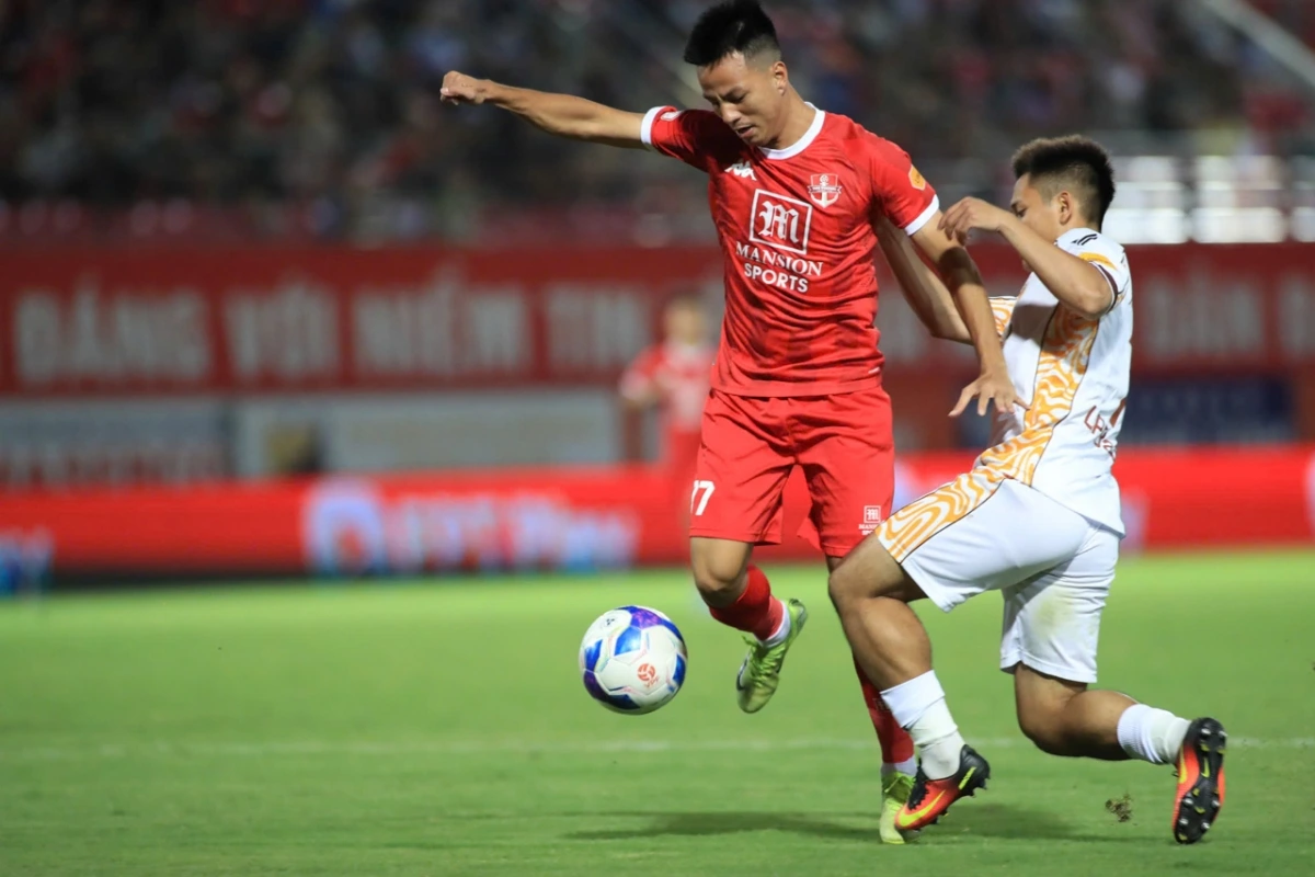 Hữu Sơn có trận đấu ấn tượng với 1 bàn thắng và 1 pha kiến tạo (Ảnh: Đức Minh)