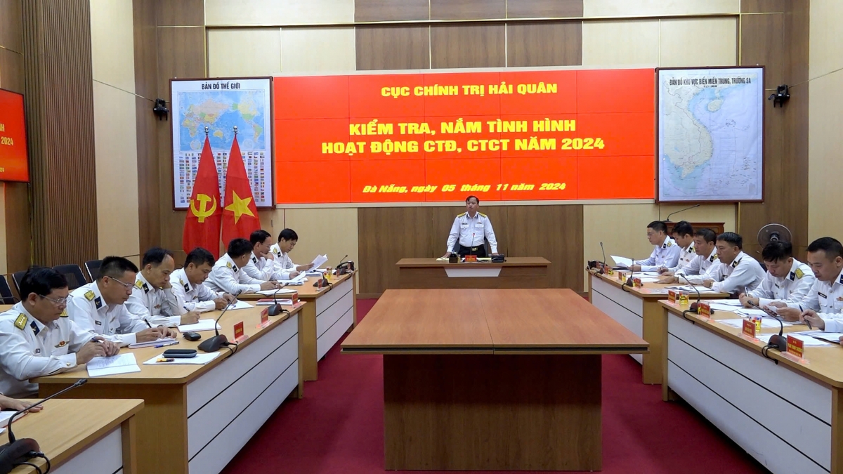 Đại tá Lê Xuân Phong, Phó Chủ nhiệm UBKT Đảng ủy Quân chủng chủ trì kiểm tra