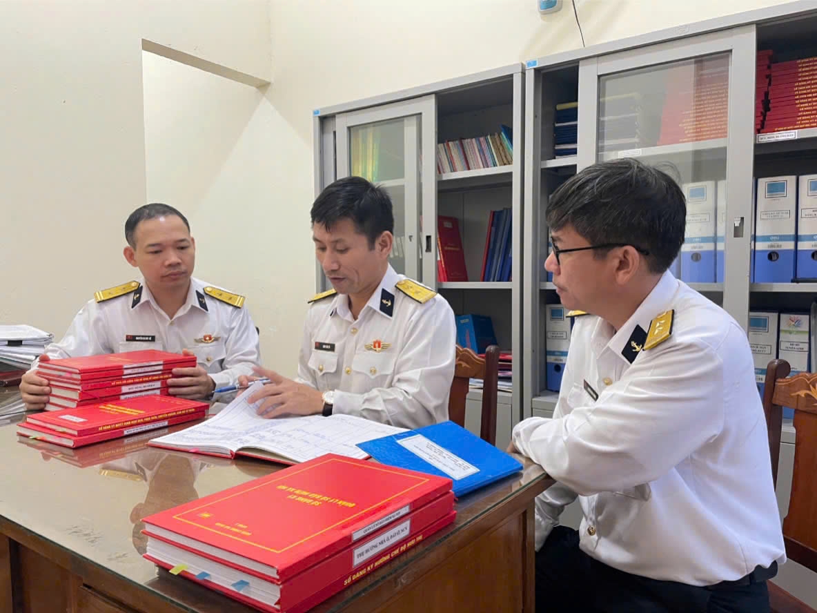 Kiểm tra hệ thống sổ sách, mẫu biểu văn kiện công tác Đảng, công tác Chính trị tại cơ quan BTL Vùng 3 Hải quân