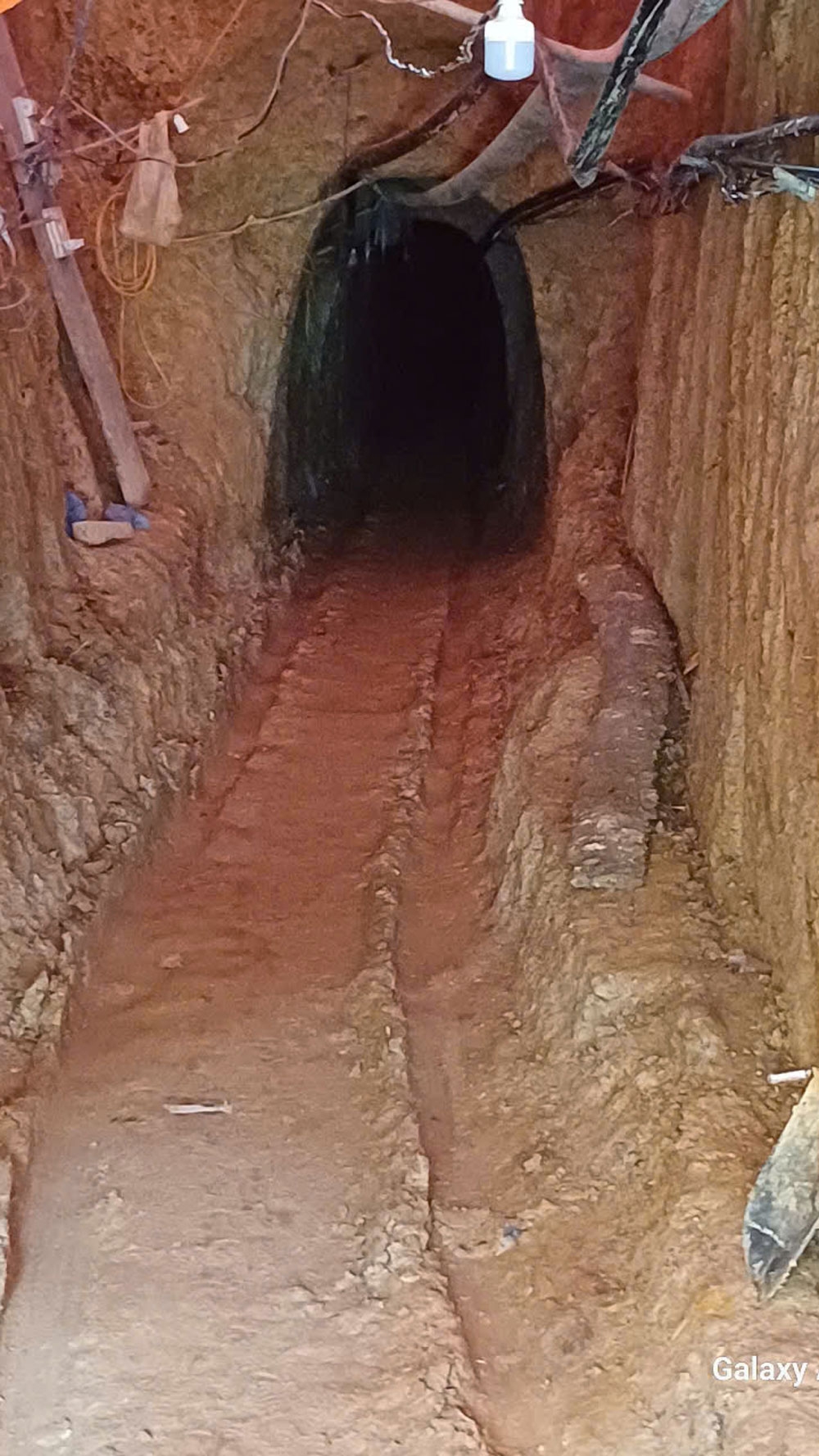 Đường hầm sâu trong vườn điều của ông Lập (ảnh: ĐC)