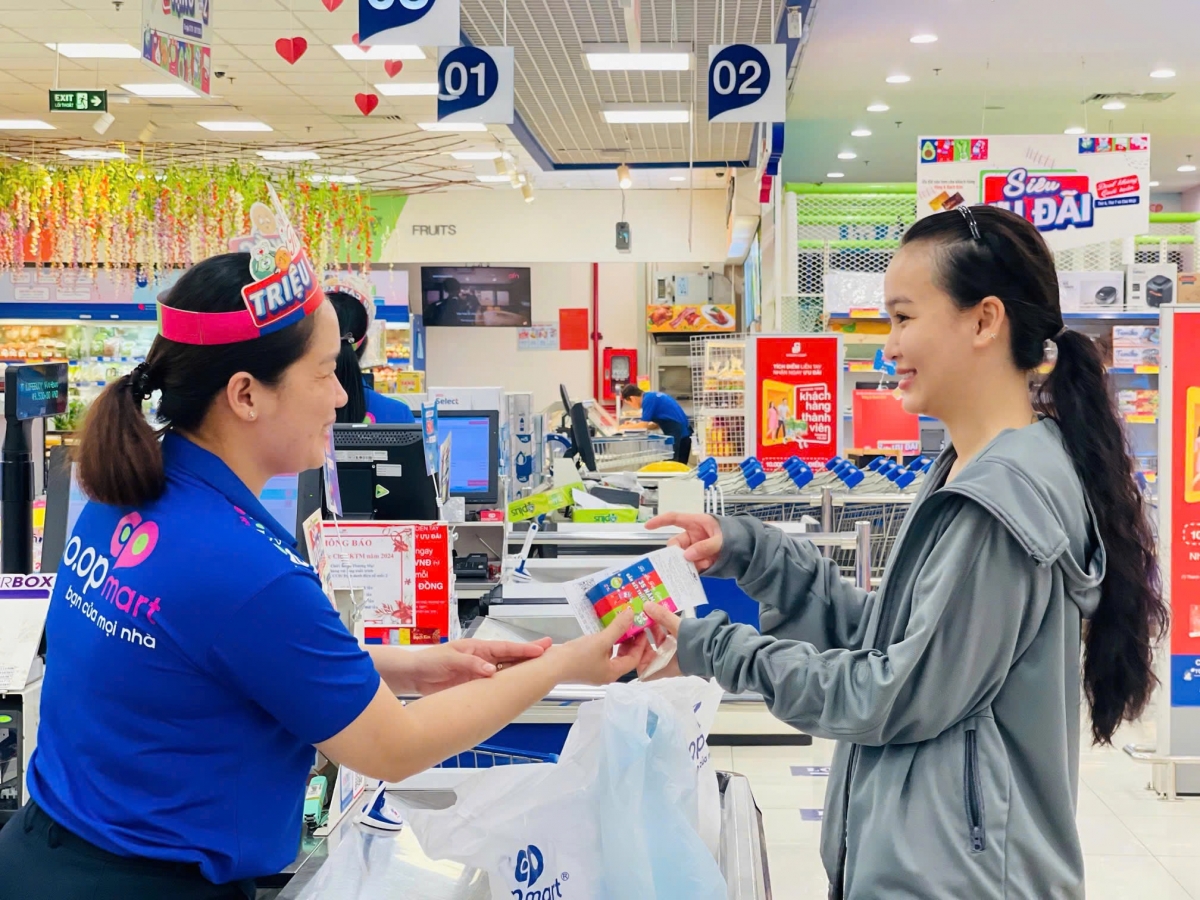 Hàng ngàn món quà tri ân được trao tay khách hàng