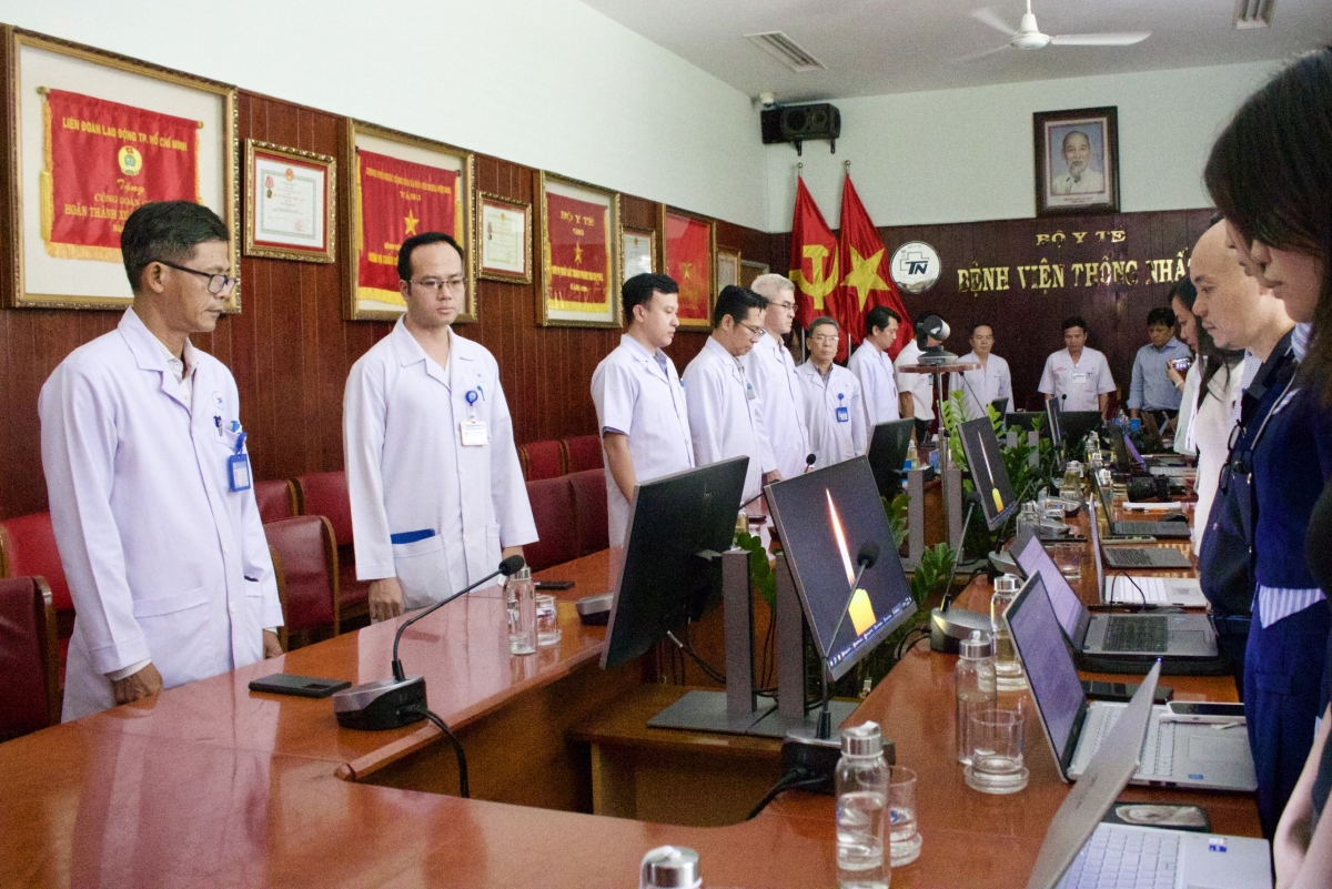 Phút mặc niệm tưởng nhớ người hiến tạng tại Bệnh viện Thống Nhất TPHCM trong buổi cung cấp thông tin (Ảnh: Thùy Liên)