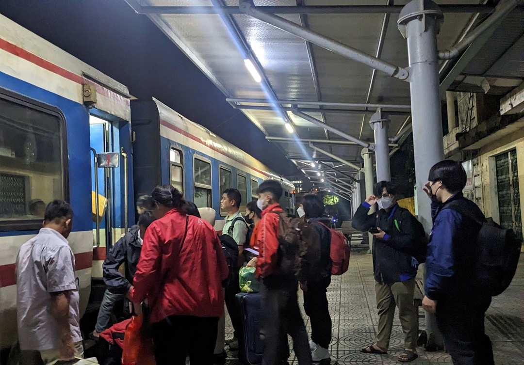 Hiện việc khắc phục đang được triển khai nên khách đi tàu được chuyển tải qua khu vực này