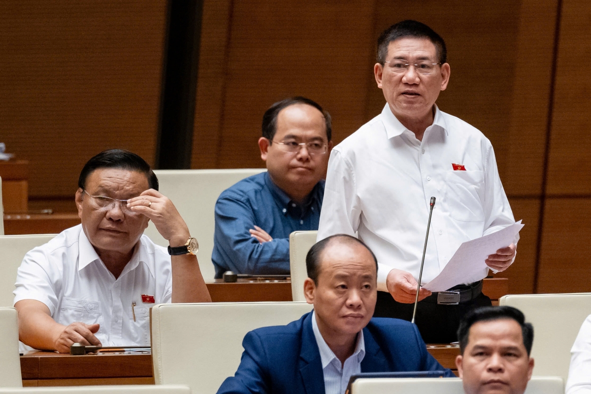 Phó Thủ tướng, Bộ trưởng Bộ Tài chính Hồ Đức Phớc làm rõ các vấn đề ĐBQH nêu. Ảnh: Quốc hội