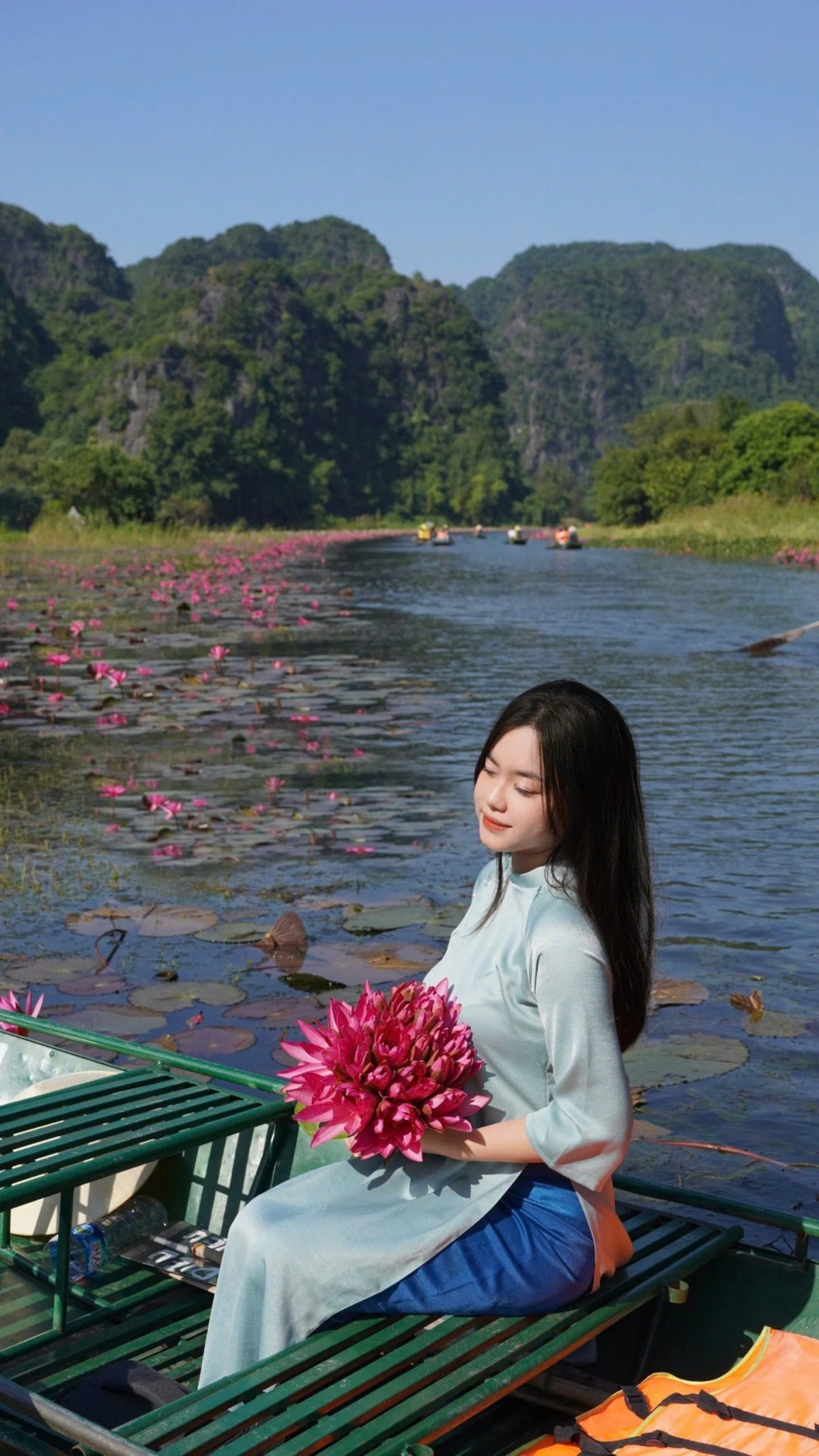 Giữa khung cảnh thiên nhiên kỳ vĩ, sắc hoa nở rộ khắp mặt nước khiến du khách thích thú và không ngừng pose dáng để lưu lại những khoảnh khắc đẹp.