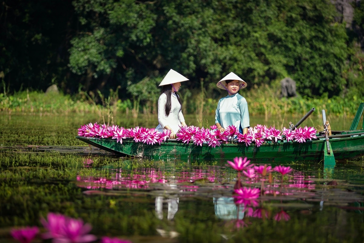 Theo Ban Quản lý khu du lịch Tam Cốc, lượng khách trung bình ngày trong tuần khoảng 1.000, ngày cuối tuần khoảng 2.000 lượt.