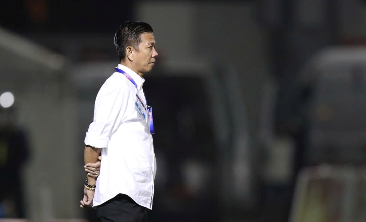 HLV Hoàng Anh Tuấn và Bình Dương gặp khó trước Hà Nội FC.