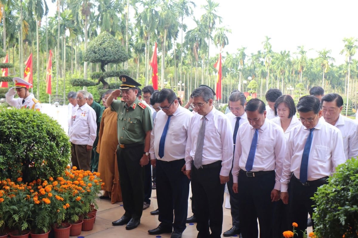 Đoàn đại biểu Thành ủy, HĐND, UBND, Ủy ban MTTQ Việt Nam TP HCM tưởng niệm tại di tích lịch sử - văn hóa cấp quốc gia “Địa điểm Dinh Quận Hóc Môn" (ảnh: T.L)