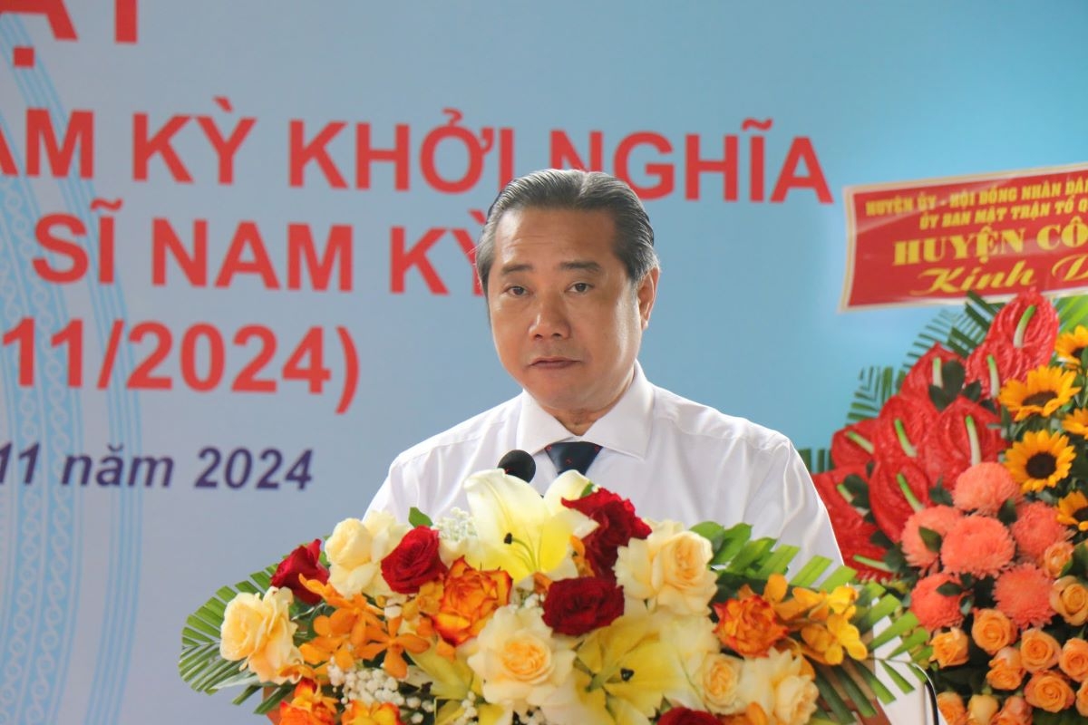Phó Bí thư Thường trực Huyện ủy huyện Hóc Môn Nguyễn Anh Tuấn phát biểu tại Lễ giỗ các chiến sĩ Nam Kỳ (ảnh: T.L)
