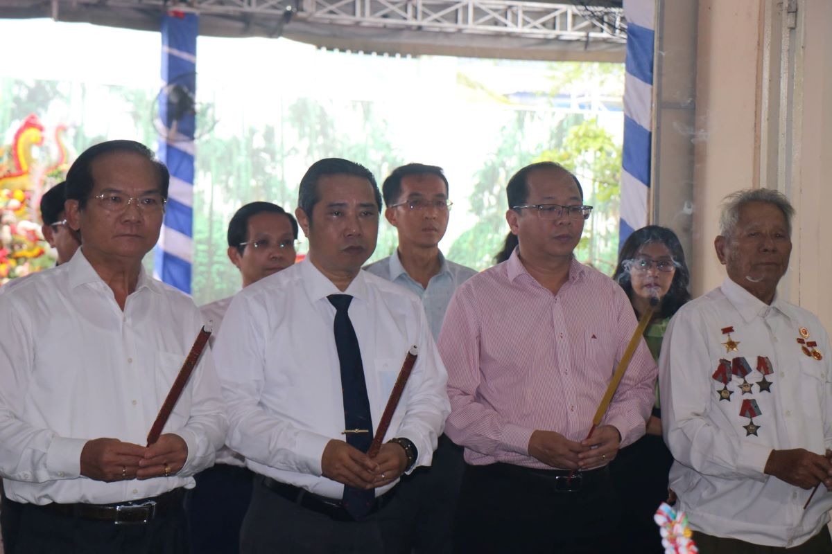 Các đại biểu thành kính dâng hương, dâng hoa tri ân, tưởng nhớ các anh hùng liệt sĩ (ảnh: T.L)