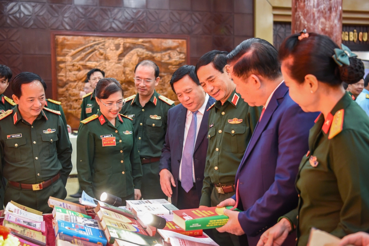 Đại tướng Phan Văn Giang cùng các đại biểu tham quan gian trưng bày sách.