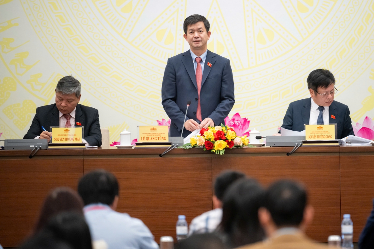 Tổng thư ký Quốc hội Lê Quang Tùng chủ trì họp báo quốc tế sau khi bế mạc Kỳ họp thứ 8, Quốc hội khóa XV