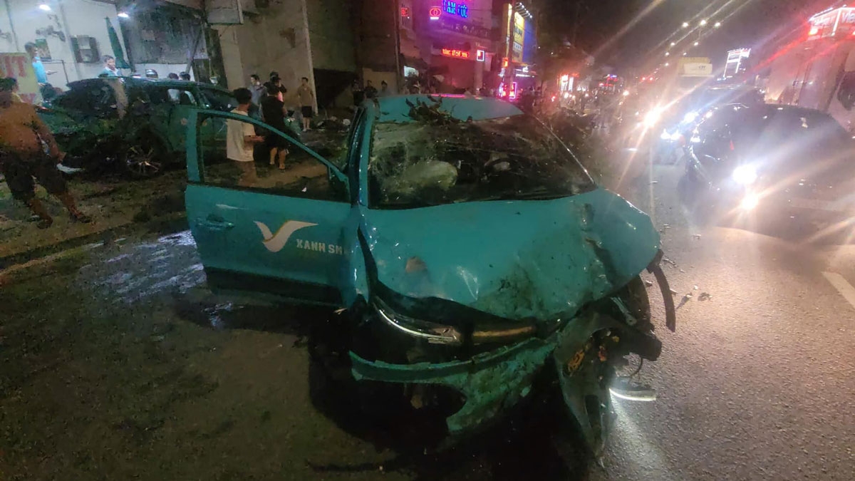 Chiếc xe hư hỏng nặng sau tai nạn