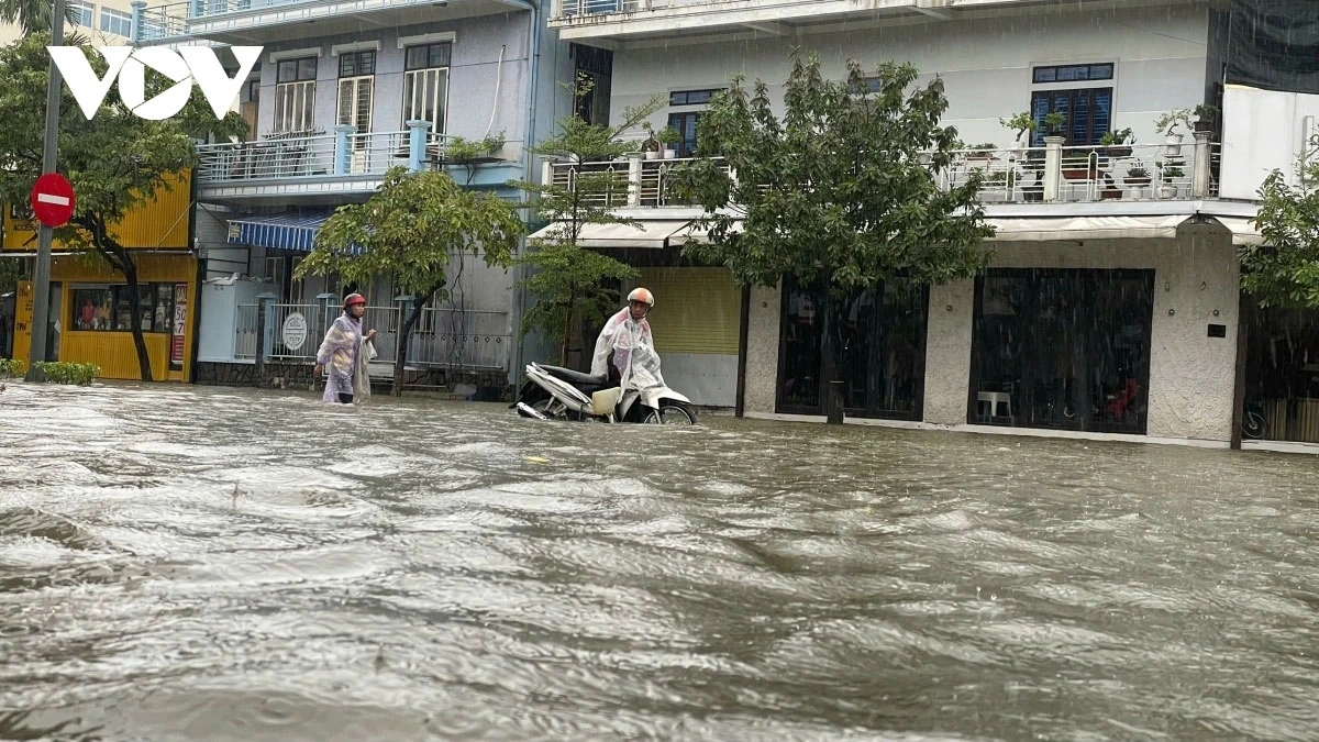 Ngập lụt ở Thừa Thiên Huế khiến nhiều người đi xe máy phải dắt bộ
