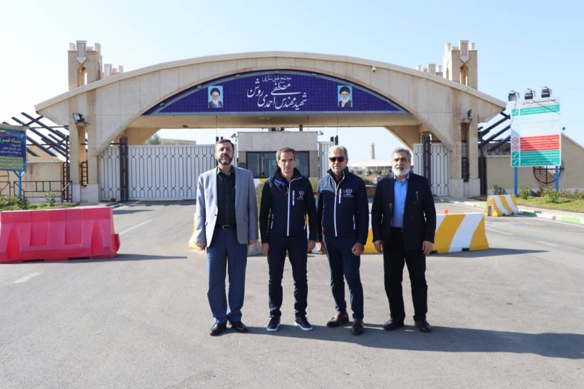 Tổng giám đốc IAEA Rafael Grossi (thứ 2 từ trái sang) thăm Cơ sở hạt nhân Natanz. Ảnh: IRNA