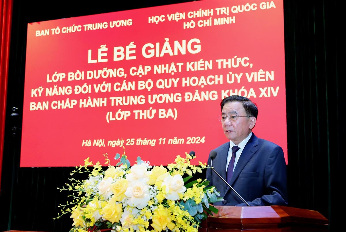 Ông Trần Cẩm Tú, Ủy viên Bộ Chính trị, Thường trực Ban Bí thư Trung ương Đảng, Chủ nhiệm Ủy ban Kiểm tra Trung ương dự và phát biểu chỉ đạo.(Ảnh: Học viện Chính trị Quốc gia Hồ Chí Minh)