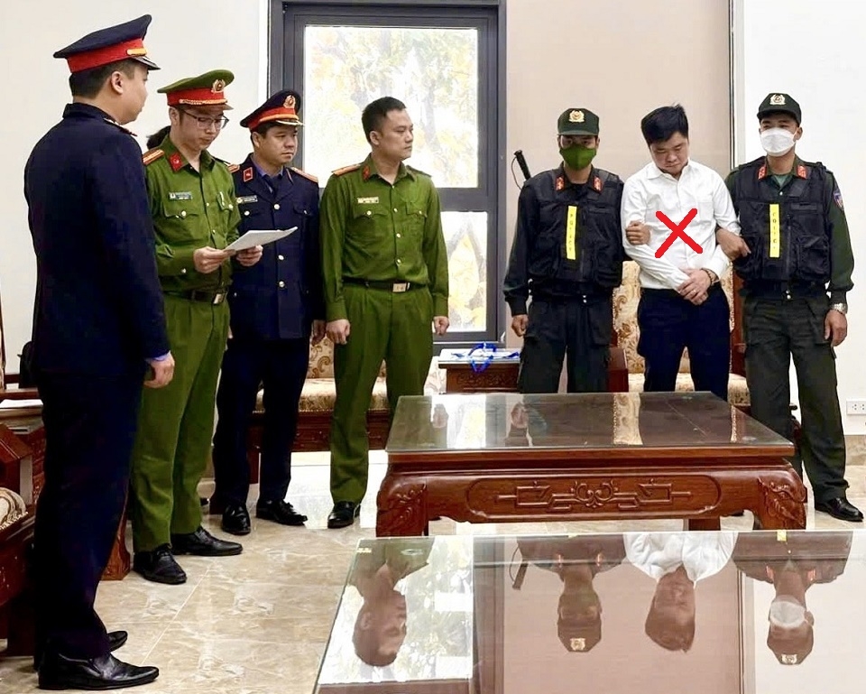 Cơ quan Cảnh sát điều tra Công an tỉnh Hà Nam thi hành Lệnh bắt bị can, Lệnh khám xét chỗ ở, nơi làm việc đối với Thân Văn Sang (Dấu X) về tội “Nhận hối lộ”  
