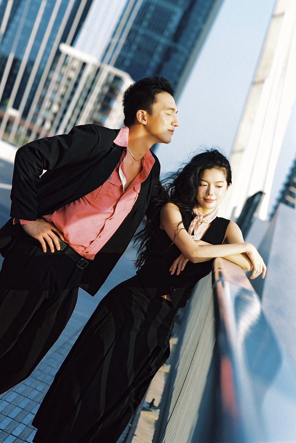Vốn xuất thân là vũ công nên Yên Đan - Nhật Hoàng tạo dáng trước ống kính khá nhịp nhàng. Sự dẻo dai, duyên dáng của cặp đôi khiến bộ ảnh thêm phần ấn tượng.