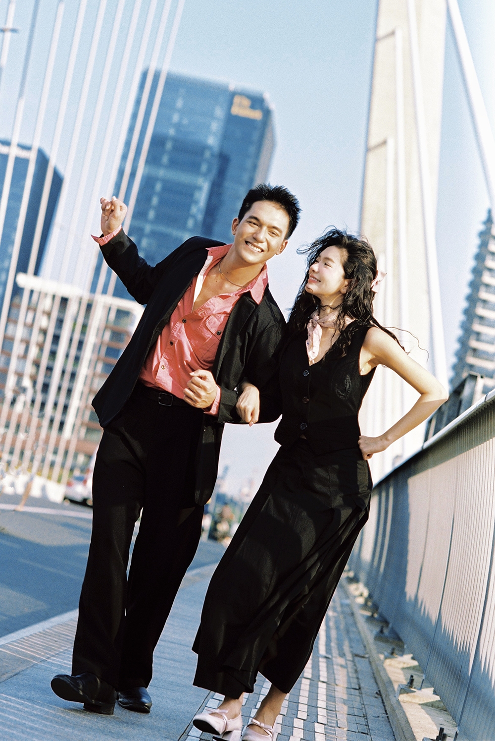 "Dù bản thân chưa là gì so với các đàn anh, đàn chị nhưng tôi cũng cảm thấy rất tự hào về bản thân. Tôi nghĩ, hành trình của mình còn rất dài, chặng đường phía trước còn lắm chông gai, mình phải luôn giữ bản thân ở mặt đất để đi tiếp", Nhật Hoàng chia sẻ.