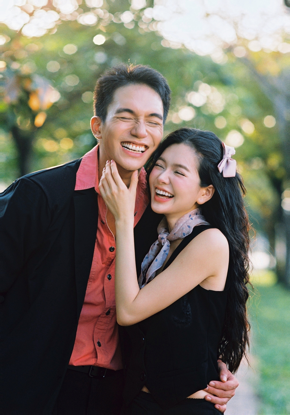 Mới đây, cặp đôi trai tài - gái sắc của thế hệ GenZ đã tung bộ ảnh mới được chụp theo phong cách Retro. Trong ảnh, Yên Đan - Nhật Hoàng không ngại thể hiện sự tình tứ, ngọt ngào, đồng thời mang đến cho khán giả cảm giác thanh xuân, tươi mới nhưng cũng rất thời thượng.