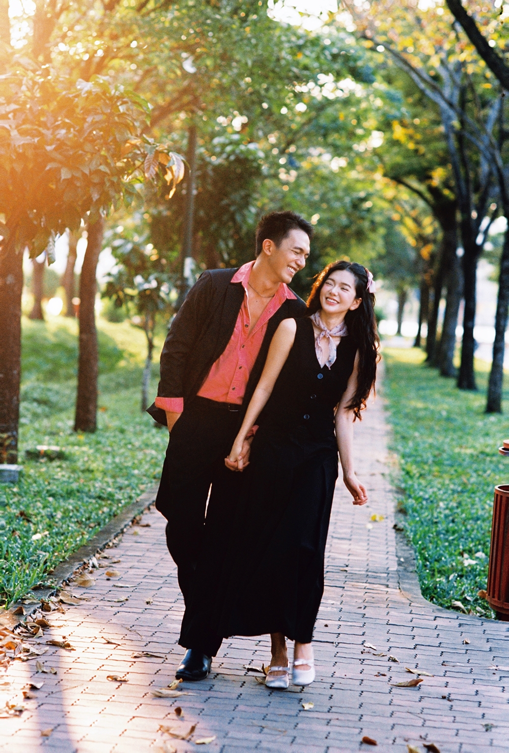 Mấy tháng qua, Yên Đan nổi lên nhờ bộ phim Đi giữa trời rực rỡ, nhiều người hỏi tôi rằng có chạnh lòng không khi bạn gái được nhiều người biết tới, còn mình thì không. Tôi không buồn hay tủi thân gì cả, tôi thấy tự hào thì đúng hơn.