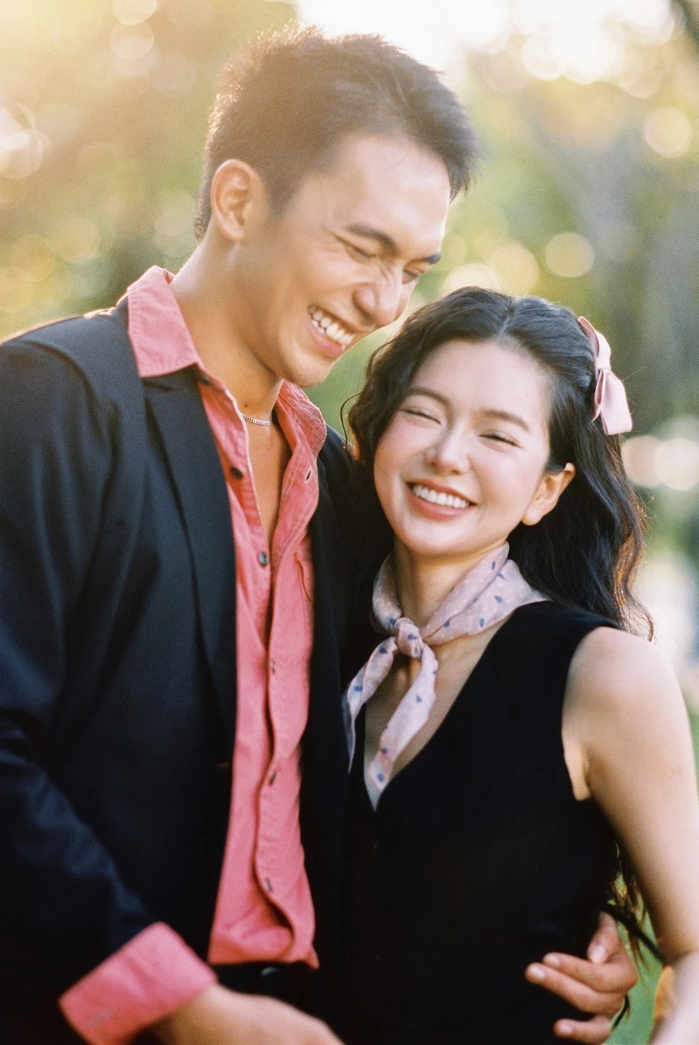 Bạn gái mình đang phát triển tốt, vậy thì chẳng có lý do gì để mình buồn rồi gây ảnh hưởng đến cô ấy cả. Hiện tại, khi tôi được khán giả yêu mến, ủng hộ qua bộ phim Ngày xưa có một chuyện tình, Yên Đan cảm thấy vui cho tôi còn hơn là chính cô ấy được ghi nhận sự nỗ lực nữa. Có Yên Đan luôn bên cạnh, tôi thấy tự hào”, Đỗ Nhật Hoàng nói thêm.