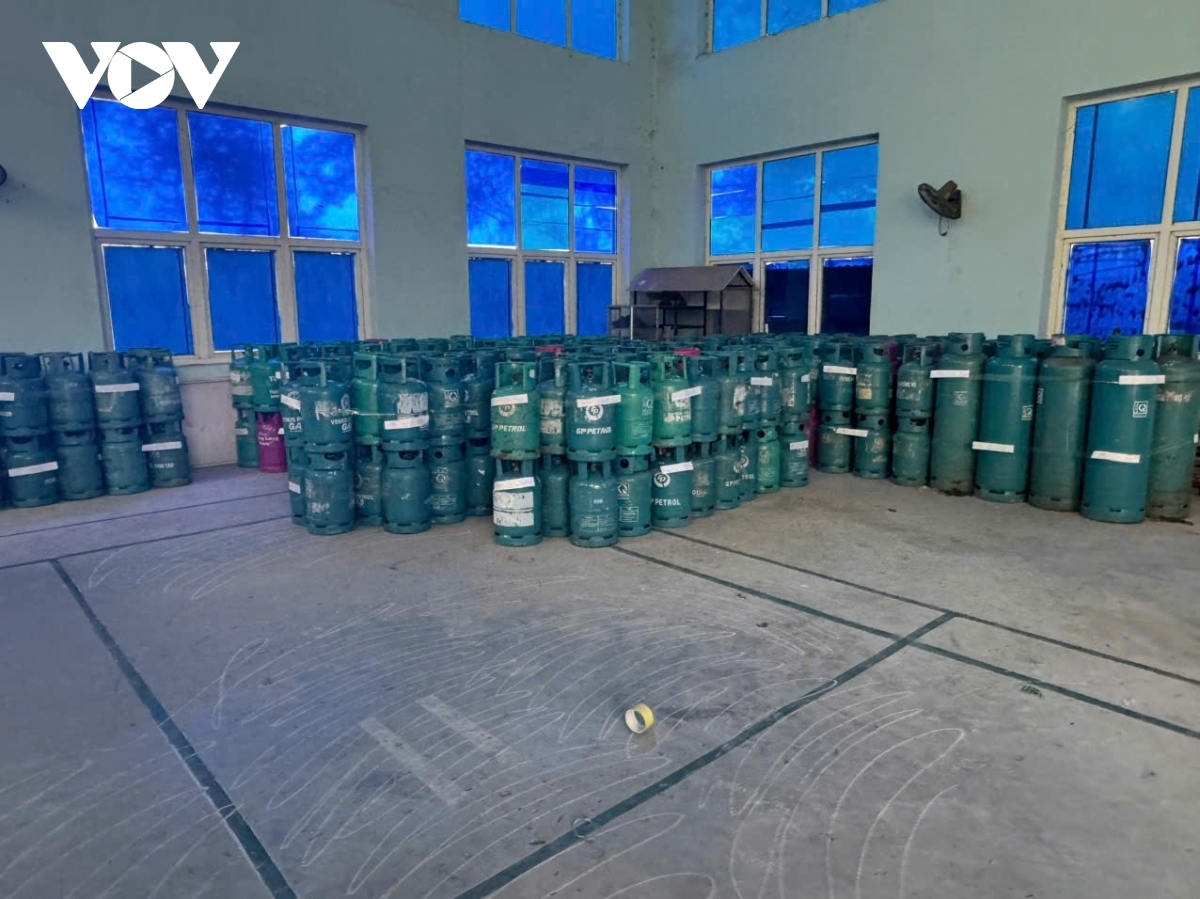 Cục Quản lý thị trường tỉnh Bắc Ninh phối hợp với các lực lượng công an tổ chức đột kích bất ngờ, bắt quả tang điểm nghi vấn san chiết gas lậu nằm trên khu vực ven đê sông Đuống